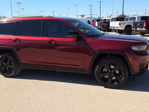 Used 2022 Jeep Grand Cherokee L Laredo image 2