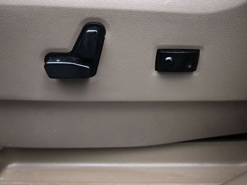 Used 2014 Chrysler Town & Country Touring image 11