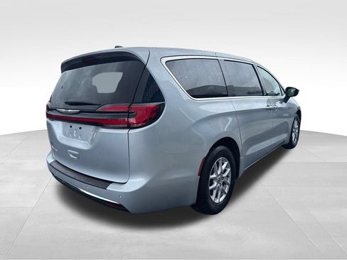 Used 2023 Chrysler Pacifica Touring-L FWD image 6