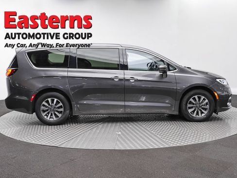 Used 2022 Chrysler Pacifica Touring-L w/ Uconnect Theater Family Group FWD image 3
