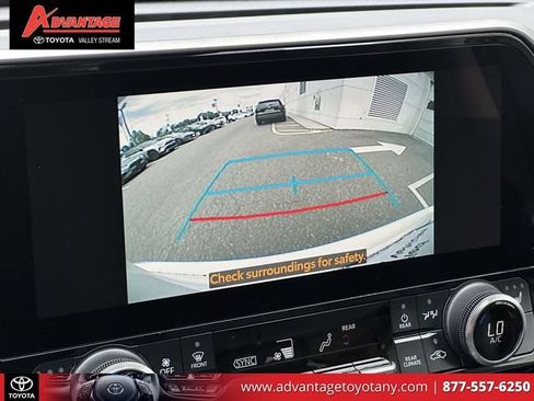 Used 2023 Toyota Highlander XLE AWD/4WD image 35