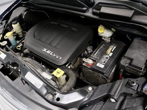 Used 2013 Chrysler Town & Country Touring-L image 18