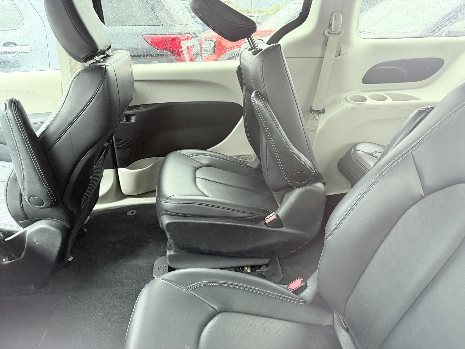 Used 2024 Chrysler Pacifica Limited FWD image 3
