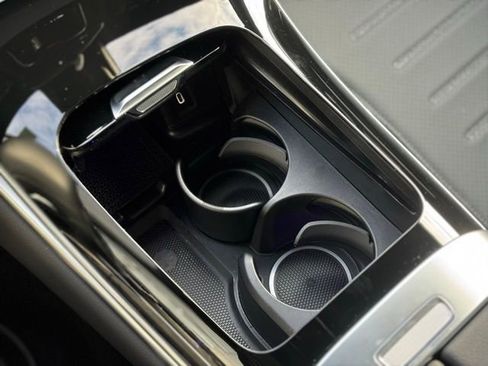 Used 2025 Mercedes-Benz GLC 300 4MATIC image 38