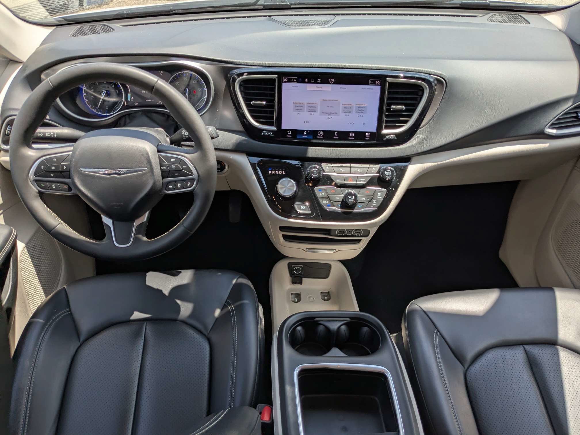 Used 2023 Chrysler Pacifica Touring-L FWD image 17