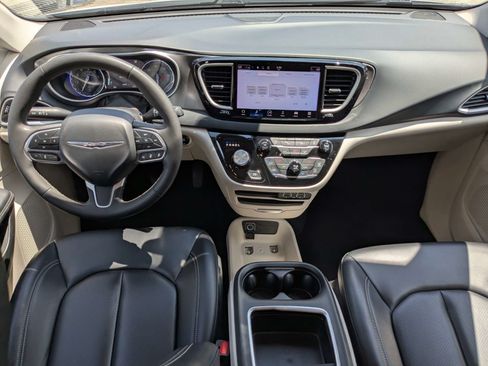 Used 2023 Chrysler Pacifica Touring-L FWD image 17