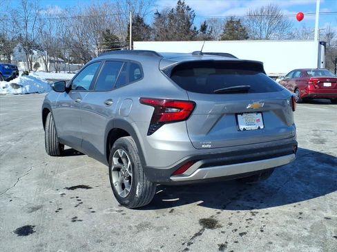 Used 2024 Chevrolet Trax LT w/ Driver Confidence Package image 8