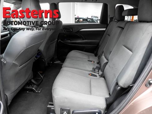 Used 2019 Toyota Highlander LE FWD image 20