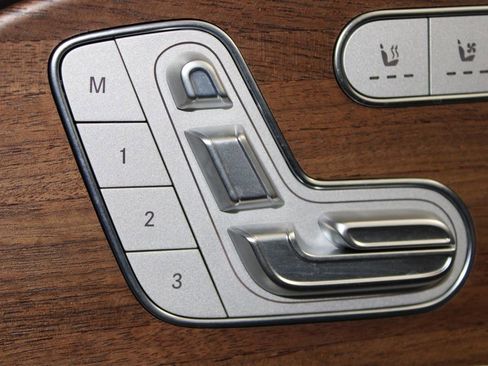 Used 2025 Mercedes-Benz GLS 450 4MATIC image 40