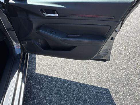 Used 2024 Nissan Altima 2.5 SV FWD image 14