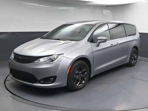 Used 2020 Chrysler Pacifica Touring w/ S Appearance Package FWD image 3