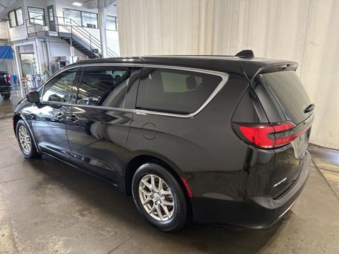 Used 2025 Chrysler Pacifica Select image 6