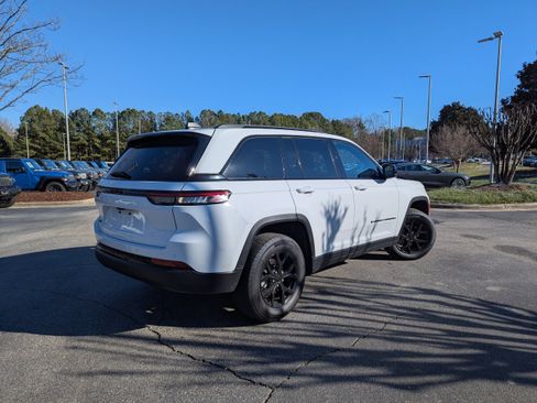 Used 2025 Jeep Grand Cherokee Altitude image 5