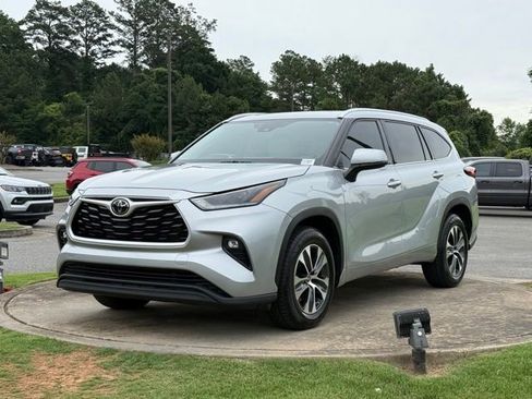 Used 2021 Toyota Highlander XLE FWD image 3