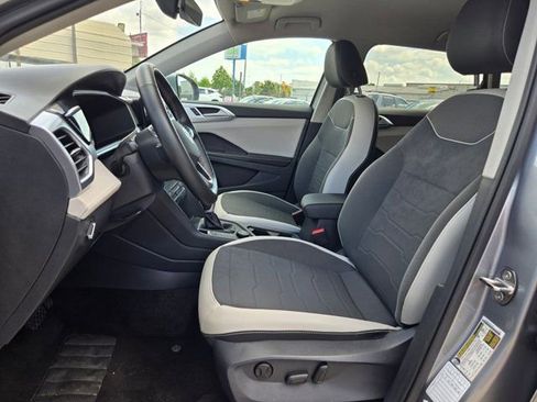 Used 2025 Volkswagen Taos SE AWD/4WD image 23