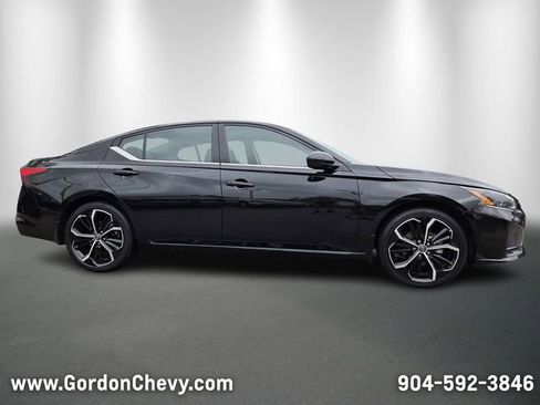 Used 2025 Nissan Altima 2.5 SR FWD image 7