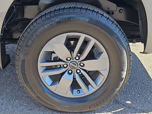 Used 2025 Nissan Frontier SV image 32