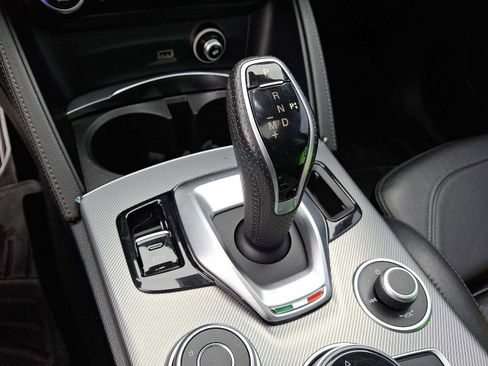 Used 2022 Alfa Romeo Stelvio Veloce image 16
