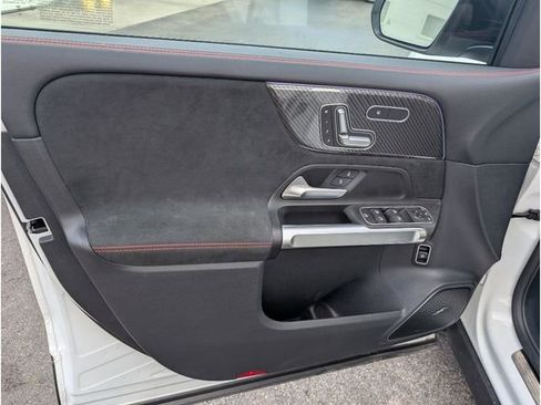 Used 2024 Mercedes-Benz GLB 250 4MATIC image 16