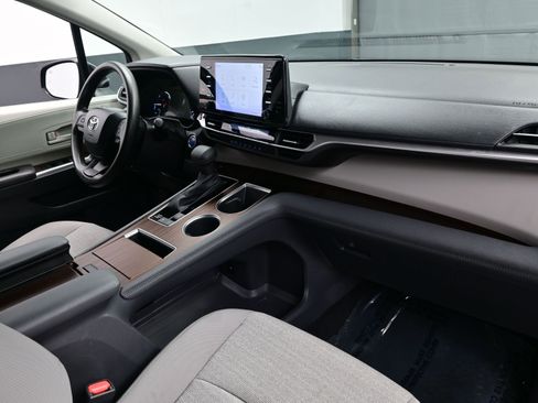 Used 2024 Toyota Sienna LE image 15