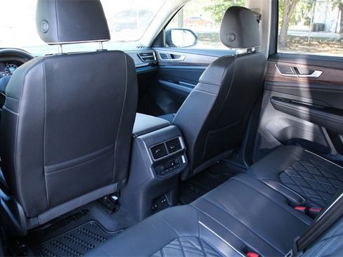 Certified 2025 Volkswagen Atlas SEL Premium R-Line image 31