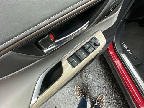 Certified 2021 Toyota Venza Limited image 17