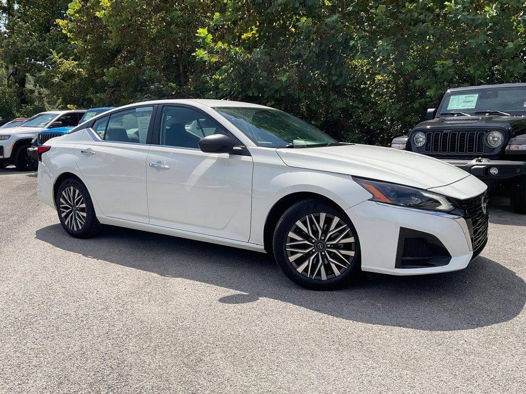 Used 2025 Nissan Altima 2.5 SV FWD image 1