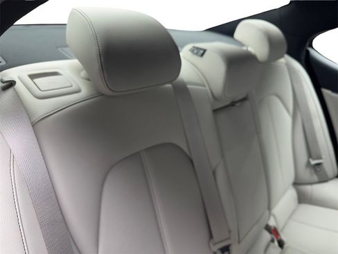 Used 2025 Genesis G70 2.5T image 40