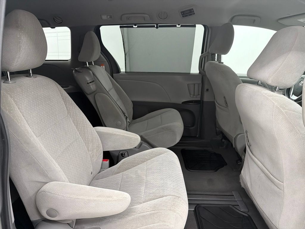 Used 2019 Toyota Sienna LE FWD image 28