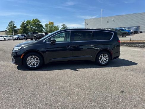 Used 2023 Chrysler Pacifica Touring-L FWD image 8