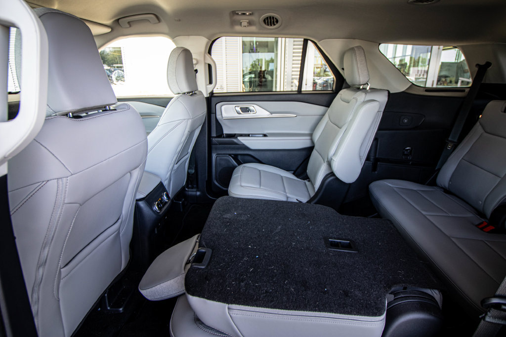 Used 2025 Ford Explorer Active w/ Active Comfort Package RWD image 26