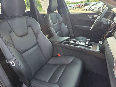 Used 2022 Volvo XC60 B5 Momentum image 8