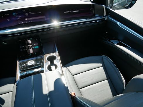 Certified 2026 Cadillac Escalade Luxury w/ LPO, Radiant Package AWD/4WD image 9