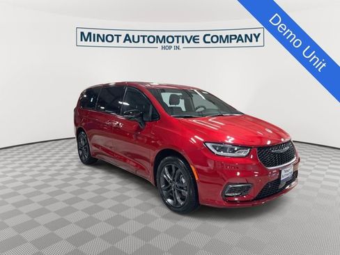 New 2026 Chrysler Pacifica Select image 2