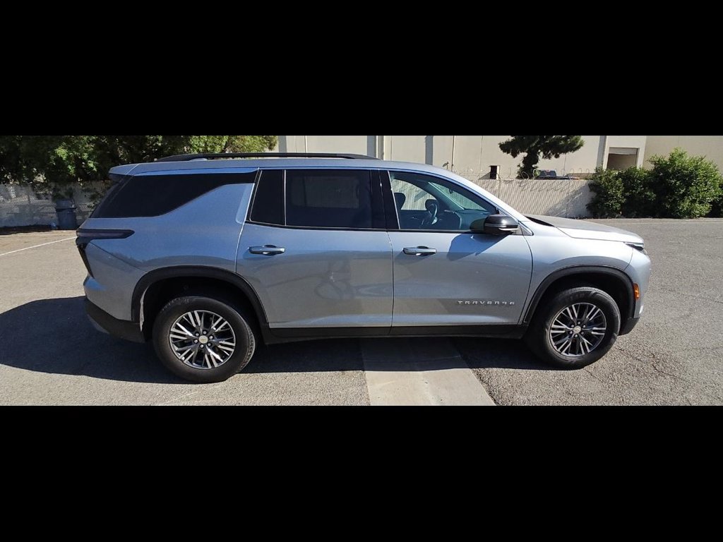Used 2024 Chevrolet Traverse LT w/ Trailering Package FWD image 7