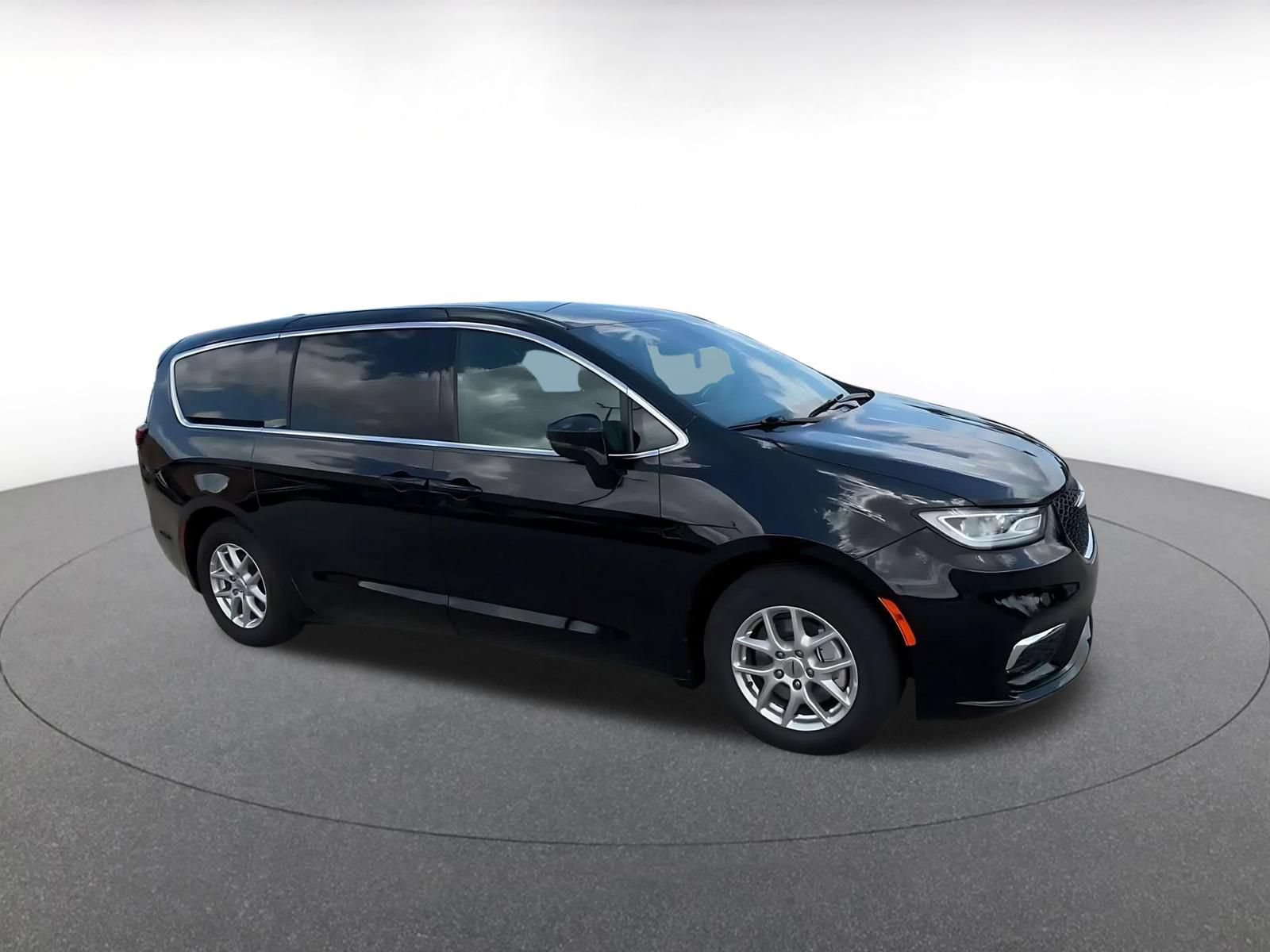Used 2025 Chrysler Pacifica Select FWD image 2