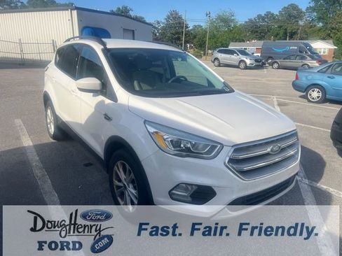 Used 2017 Ford Escape SE w/ Equipment Group 201A FWD image 2