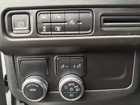 Used 2024 GMC Yukon XL SLT w/ SLT Luxury Package RWD image 19