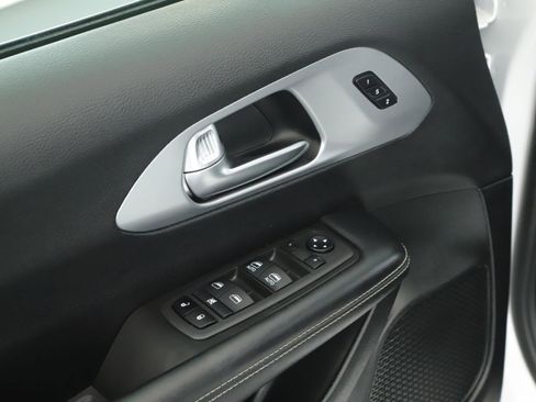 Used 2022 Chrysler Pacifica Touring-L w/ S Appearance Package image 6