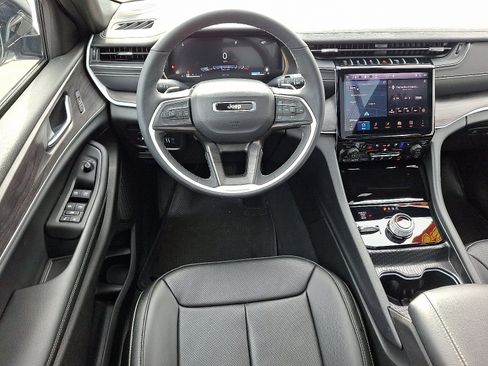 Certified 2025 Jeep Grand Cherokee Limited w/ Luxury Tech Group II image 11