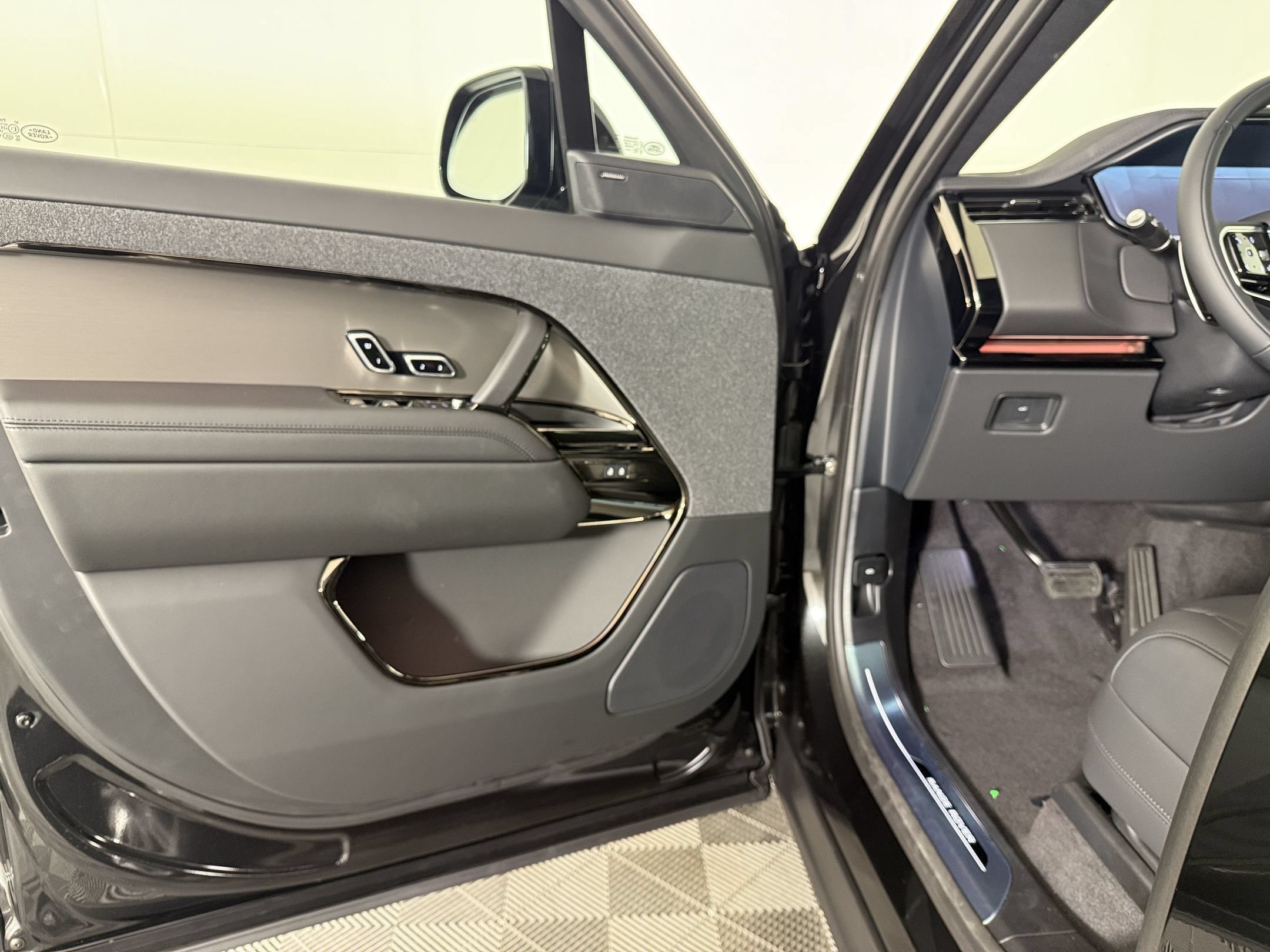 New 2027 Land Rover Range Rover Sport SE AWD/4WD image 5
