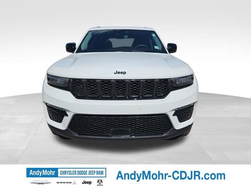 Used 2023 Jeep Grand Cherokee Limited w/ Black Appearance Package AWD/4WD image 2