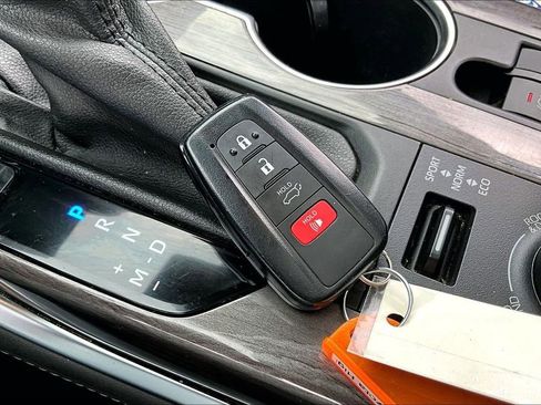 Used 2022 Toyota Highlander Limited image 11