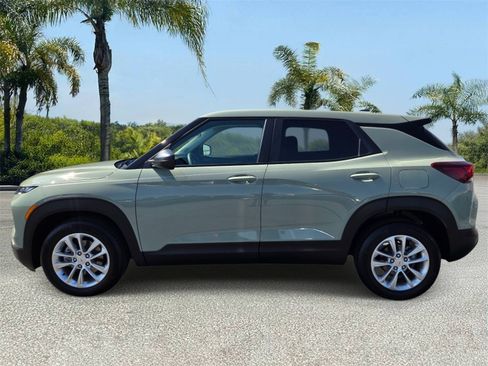 Used 2025 Chevrolet TrailBlazer LS w/ LS Convenience Package FWD image 2