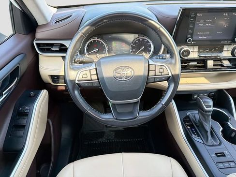 Used 2022 Toyota Highlander XLE AWD/4WD image 21