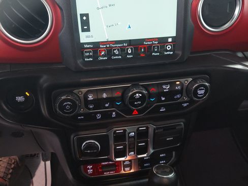 Used 2023 Jeep Wrangler Unlimited Rubicon w/ Cold Weather Group AWD/4WD image 12