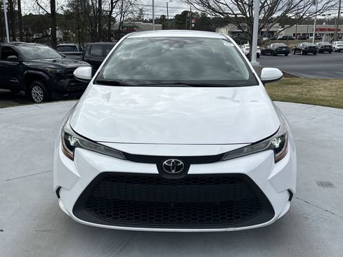 Used 2022 Toyota Corolla LE image 3