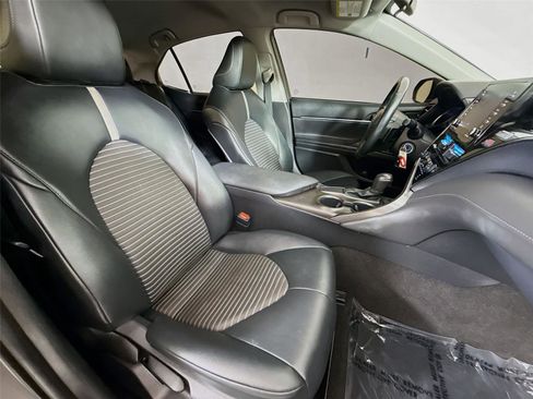 Used 2021 Toyota Camry SE image 14