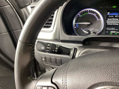 Used 2017 Toyota Highlander XLE AWD/4WD image 24