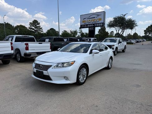 Used 2014 Lexus ES 350 w/ Luxury Package FWD image 3
